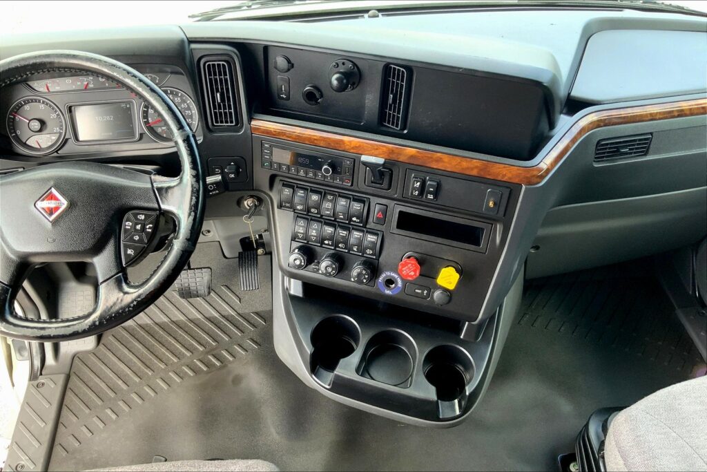 2021 CUM LT625 6×4 Sleeper