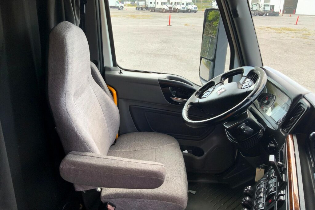 2021 CUM LT625 6×4 Sleeper