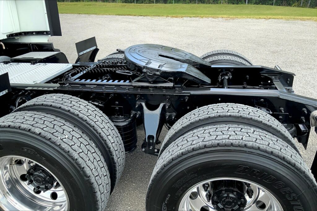 2021 CUM LT625 6×4 Sleeper