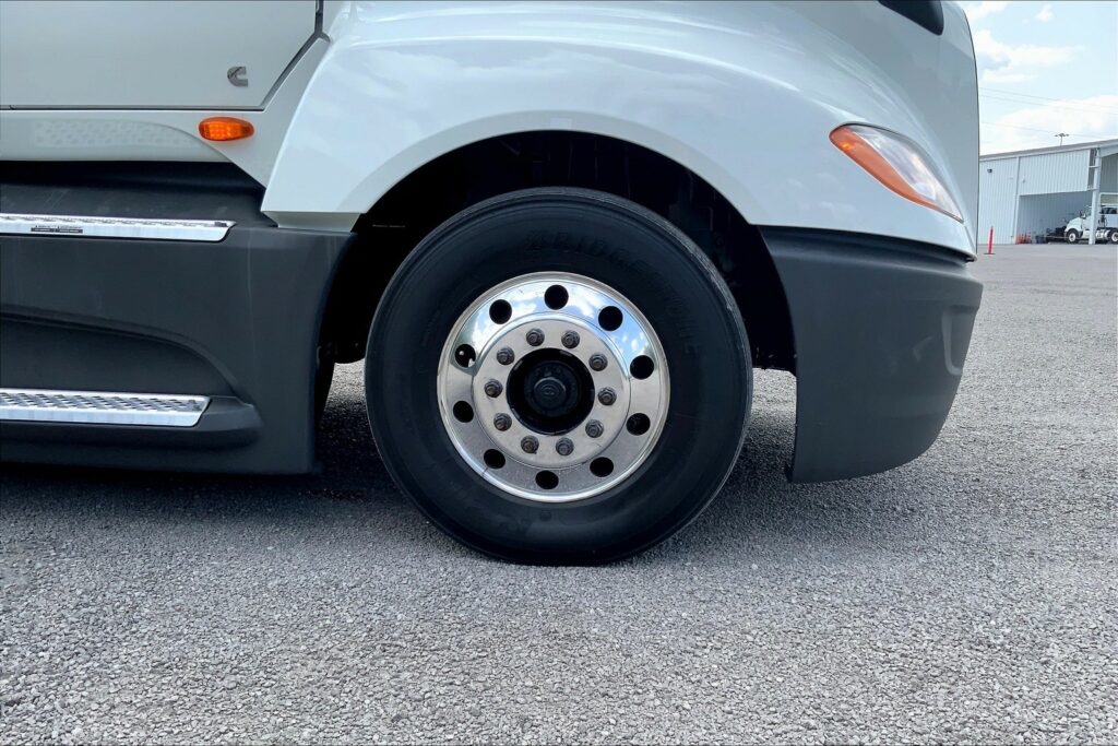 2021 CUM LT625 6×4 Sleeper