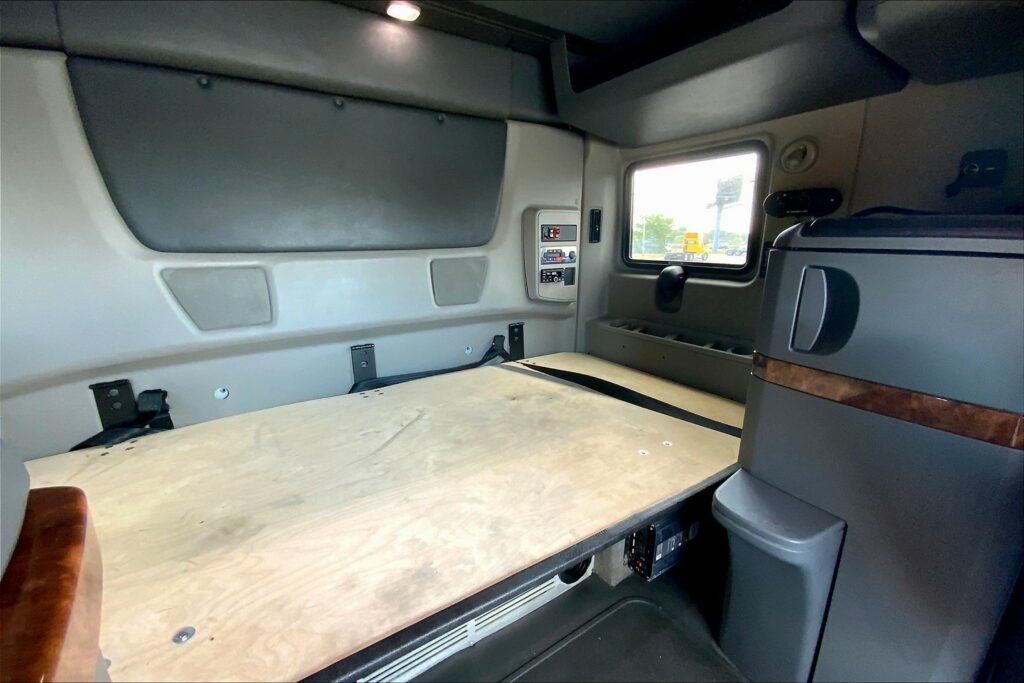 2021 CUM LT625 6×4 Sleeper