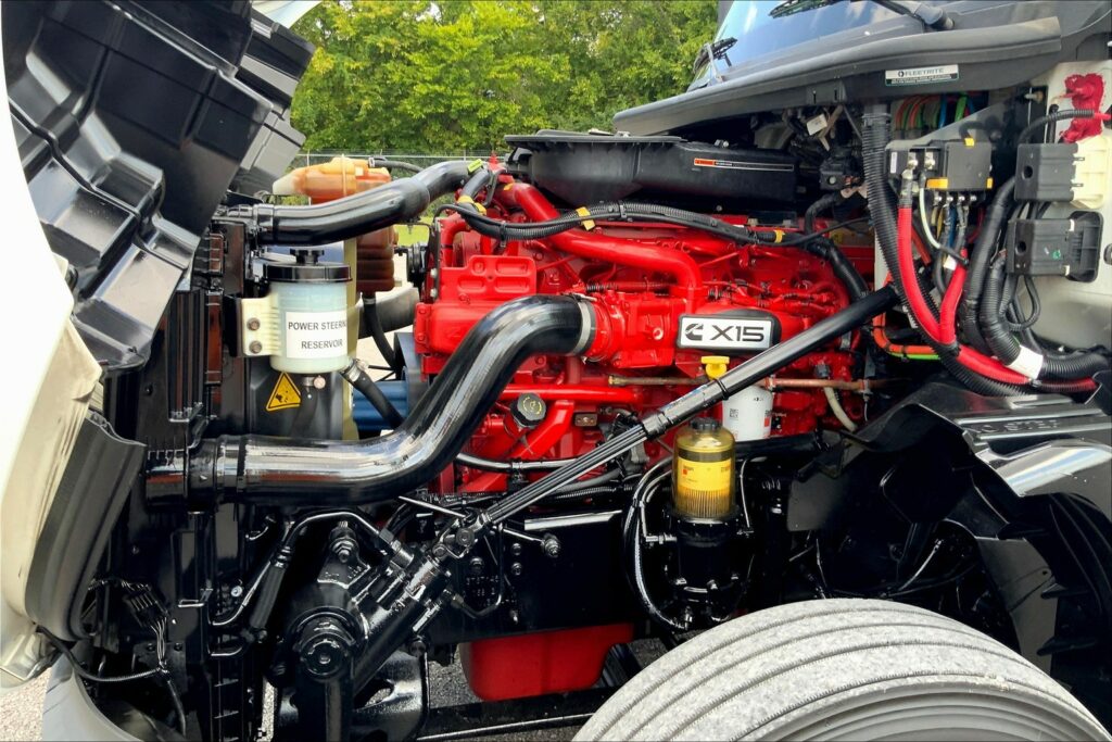 2021 CUM LT625 6×4 Sleeper