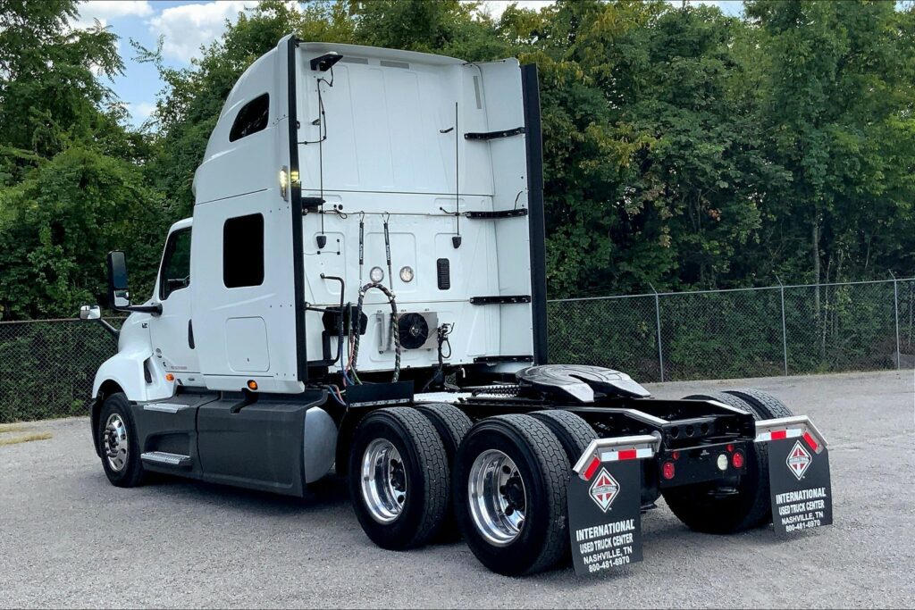 2021 CUM LT625 6×4 Sleeper