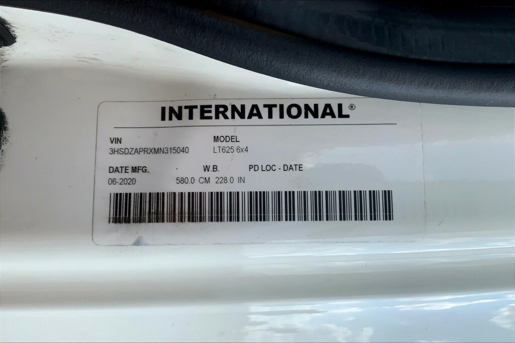 2021 CUM LT625 6×4 Sleeper