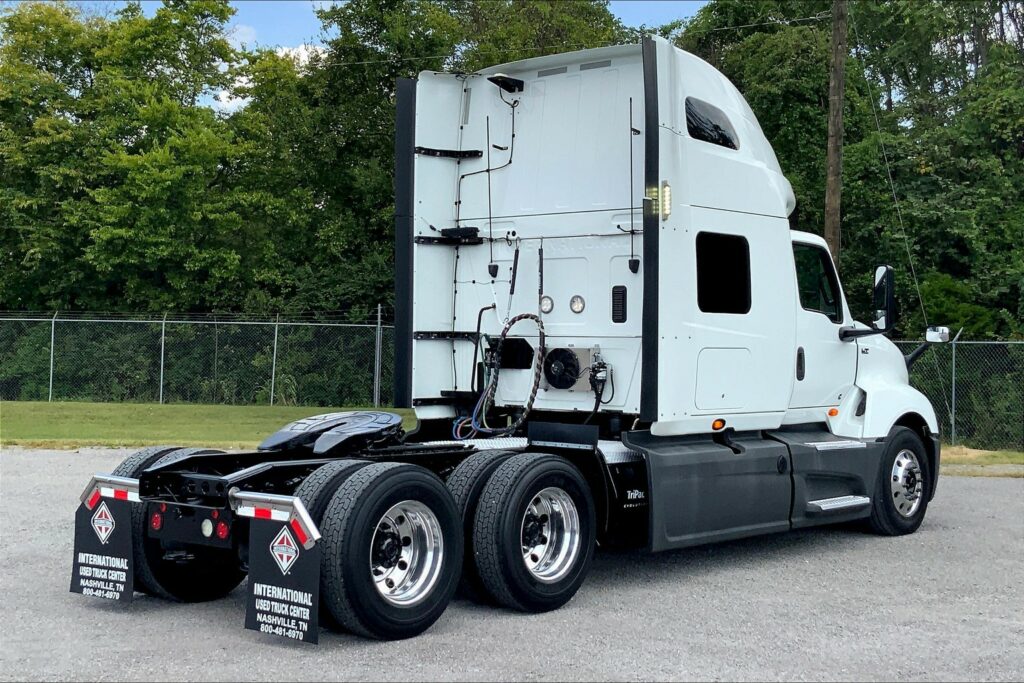 2021 CUM LT625 6×4 Sleeper