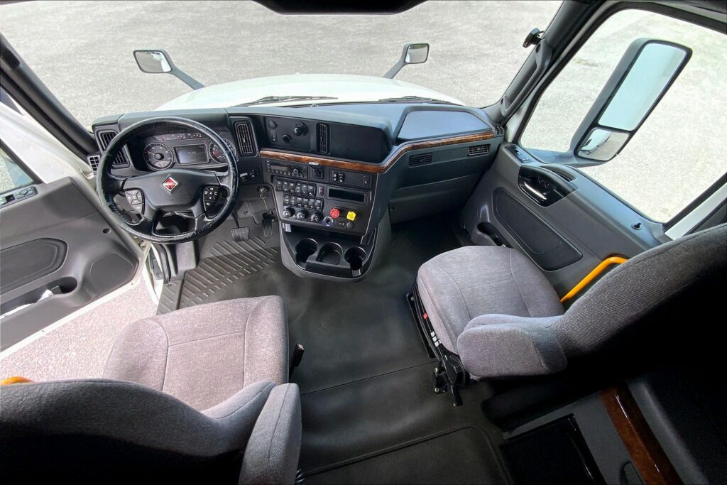 2021 CUM LT625 6×4 Sleeper