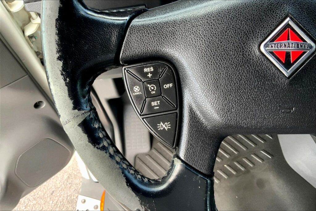 2021 CUM LT625 6×4 Sleeper