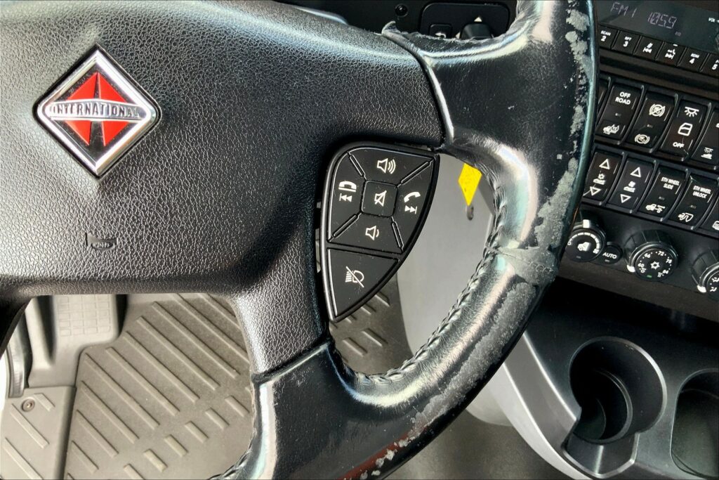 2021 CUM LT625 6×4 Sleeper