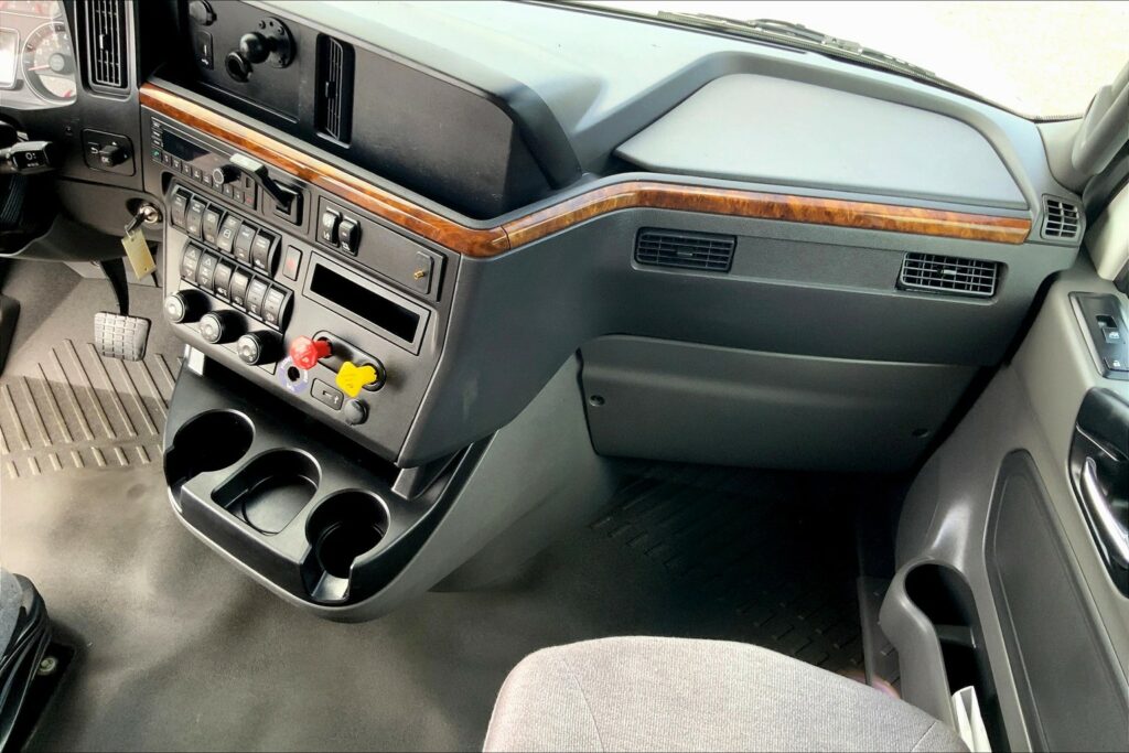 2021 CUM LT625 6×4 Sleeper