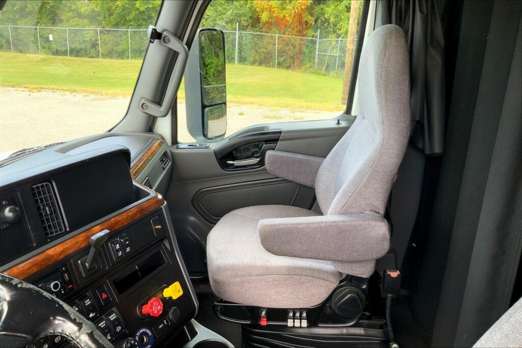 2021 CUM LT625 6×4 Sleeper