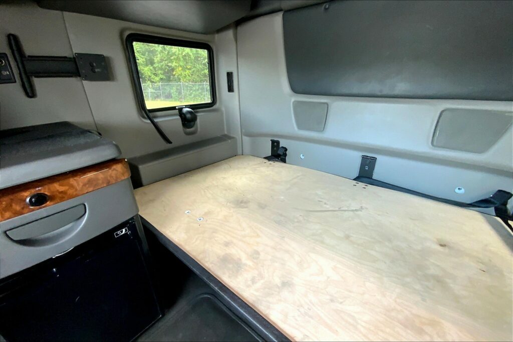 2021 CUM LT625 6×4 Sleeper