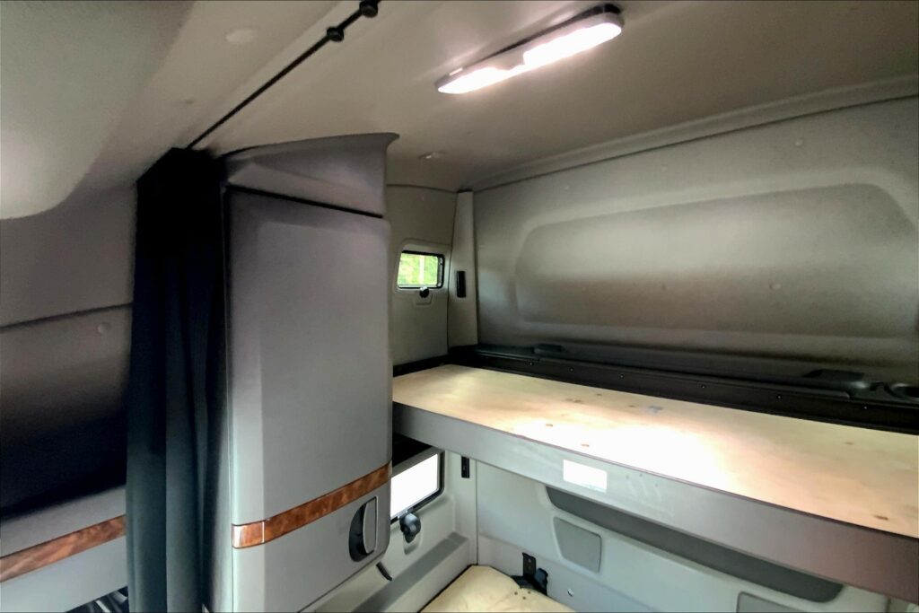 2021 CUM LT625 6×4 Sleeper