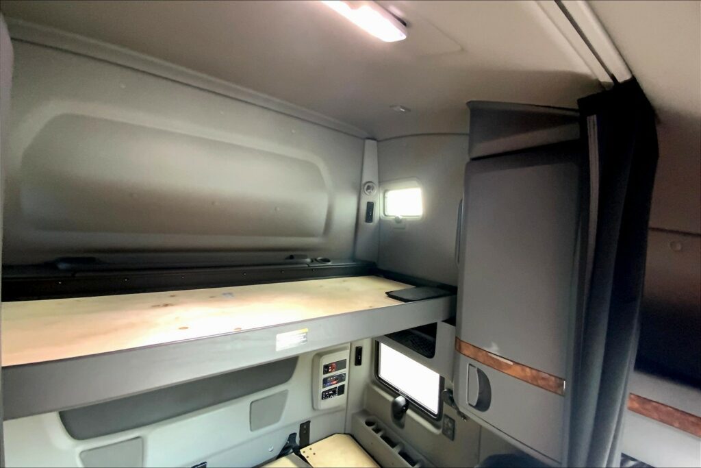 2021 CUM LT625 6×4 Sleeper