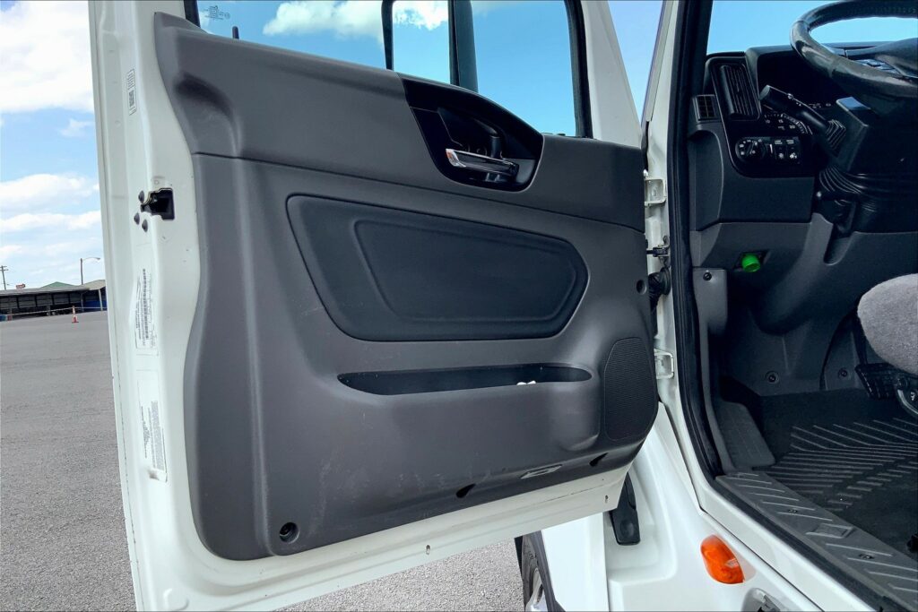 2021 CUM LT625 6×4 Sleeper