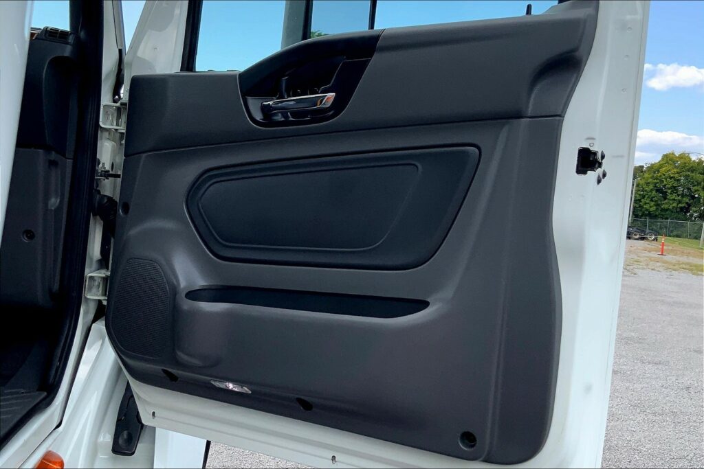 2021 CUM LT625 6×4 Sleeper