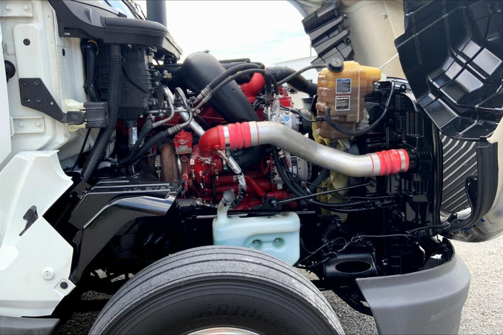 2021 CUM LT625 6×4 Sleeper