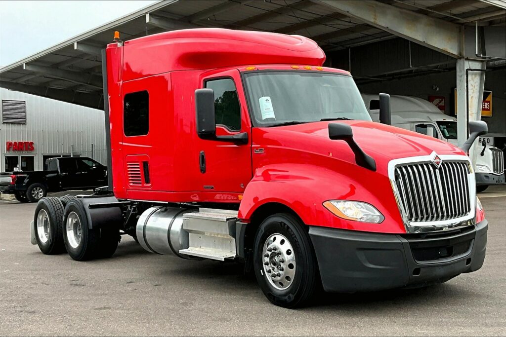 2021 CUM LT625 6×4 Sleeper