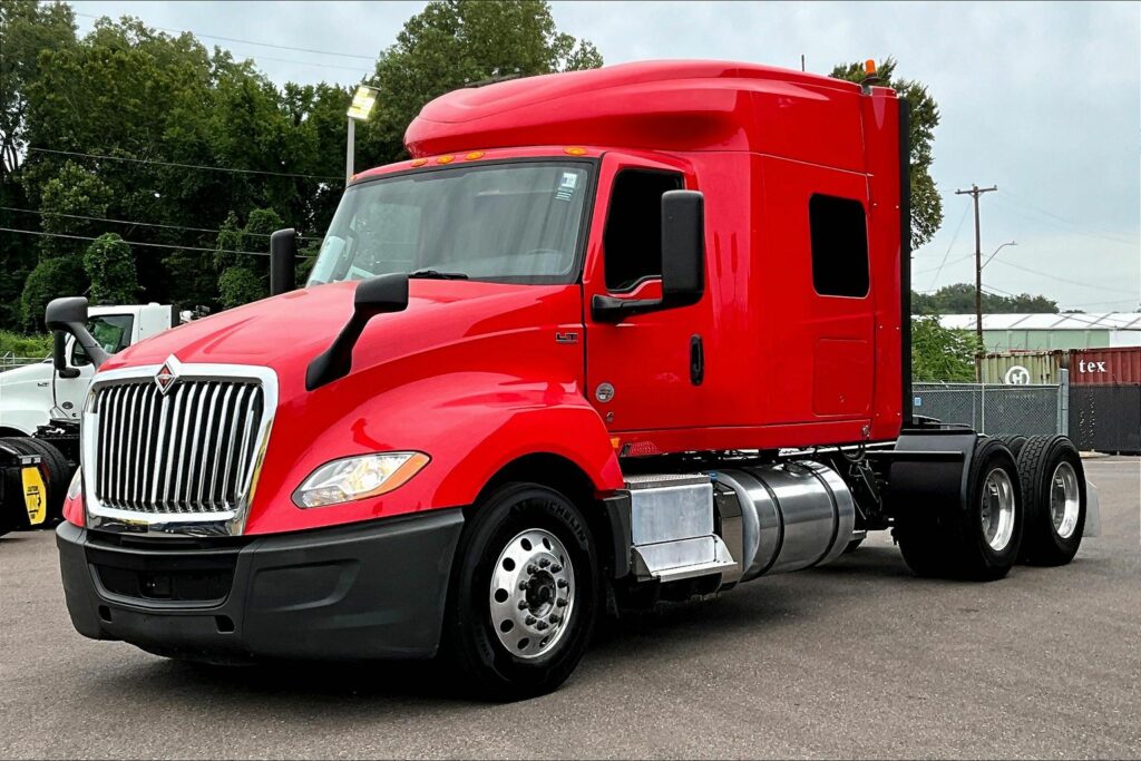 2021 CUM LT625 6×4 Sleeper