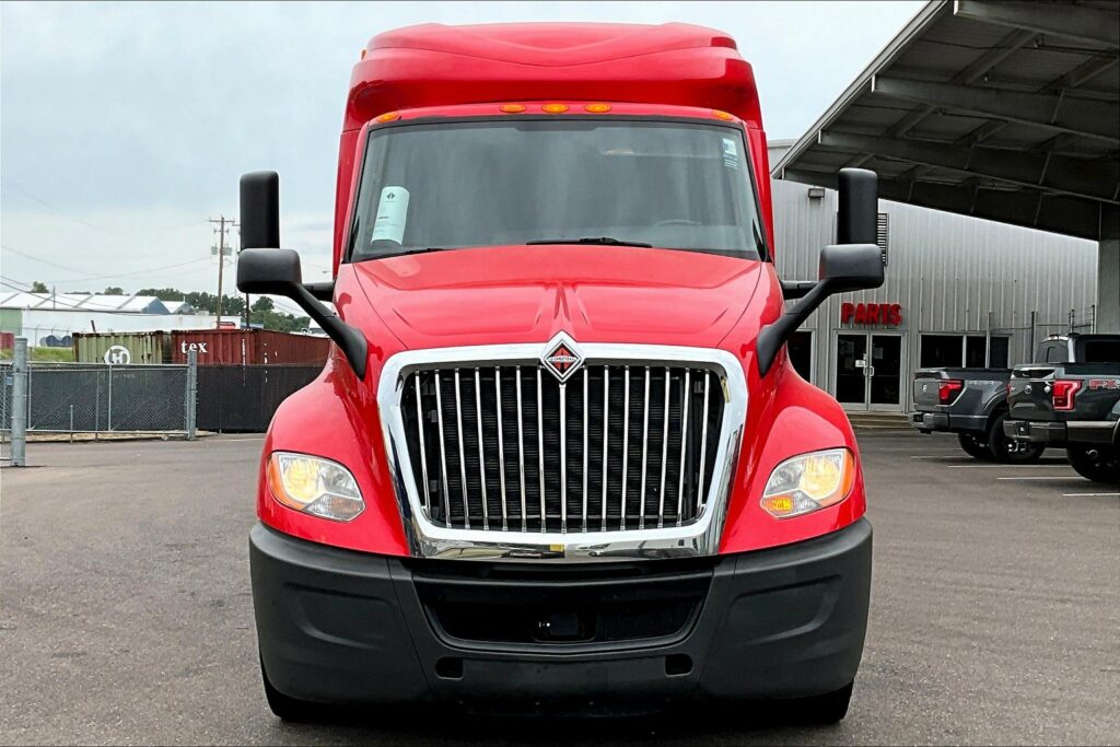 2021 CUM LT625 6×4 Sleeper