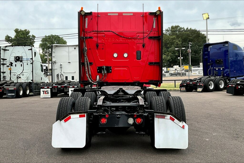 2021 CUM LT625 6×4 Sleeper