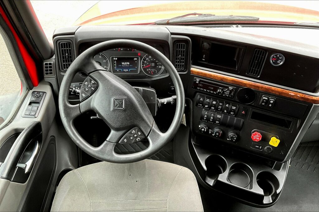 2021 CUM LT625 6×4 Sleeper