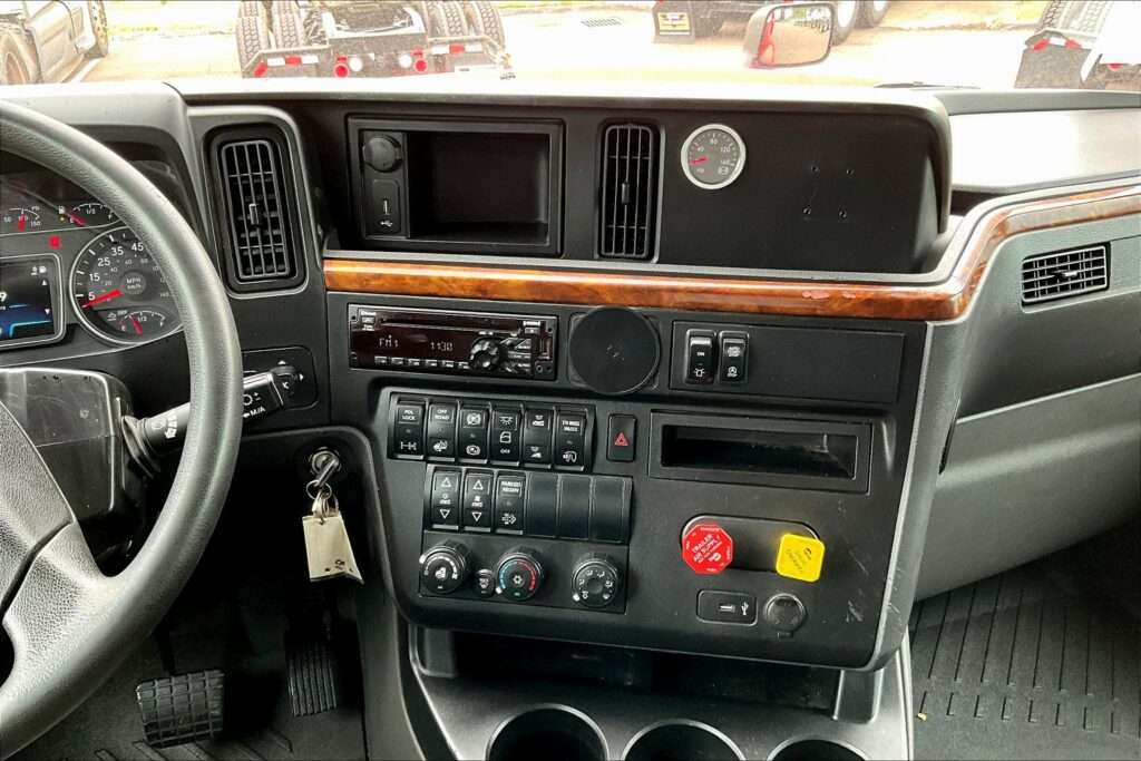 2021 CUM LT625 6×4 Sleeper