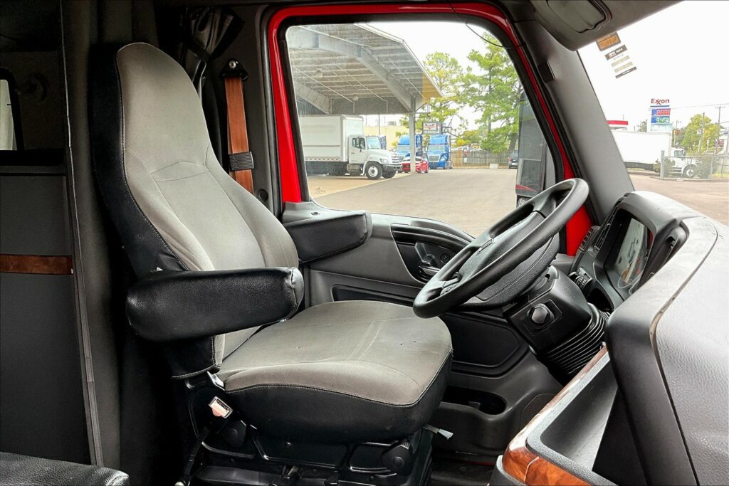 2021 CUM LT625 6×4 Sleeper