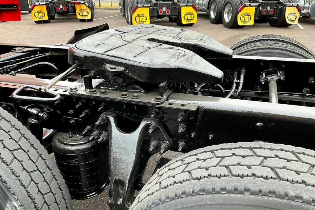 2021 CUM LT625 6×4 Sleeper