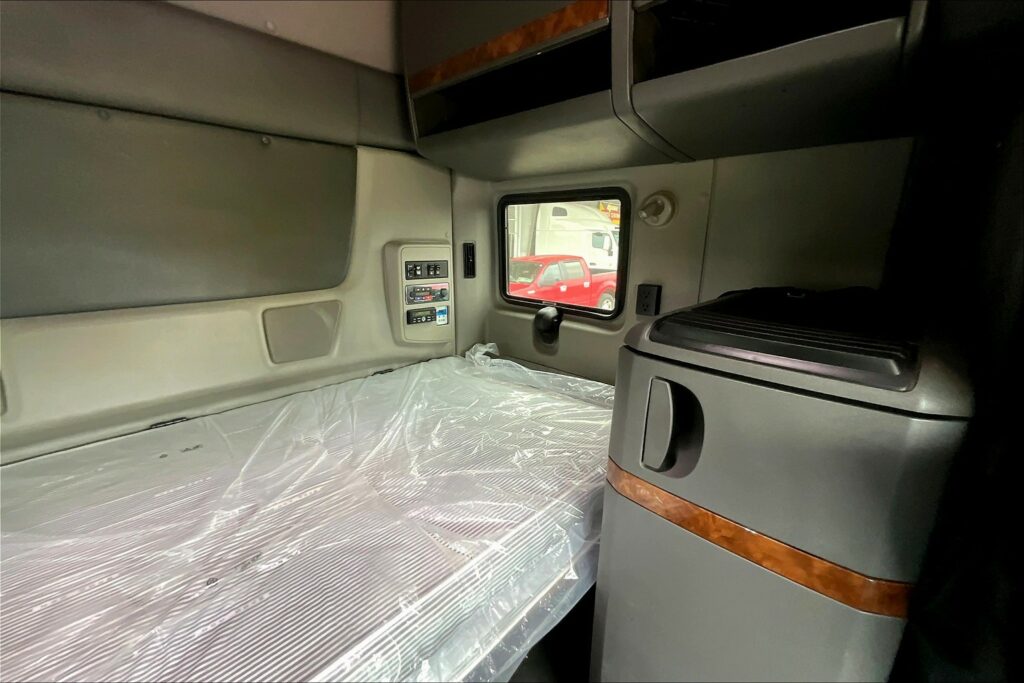 2021 CUM LT625 6×4 Sleeper