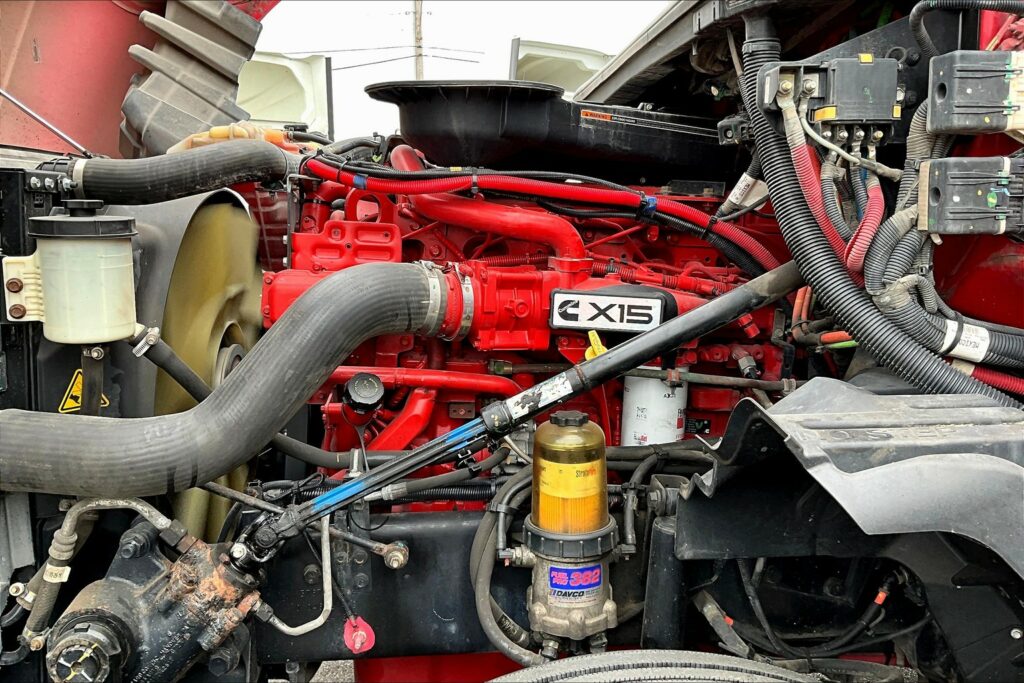 2021 CUM LT625 6×4 Sleeper