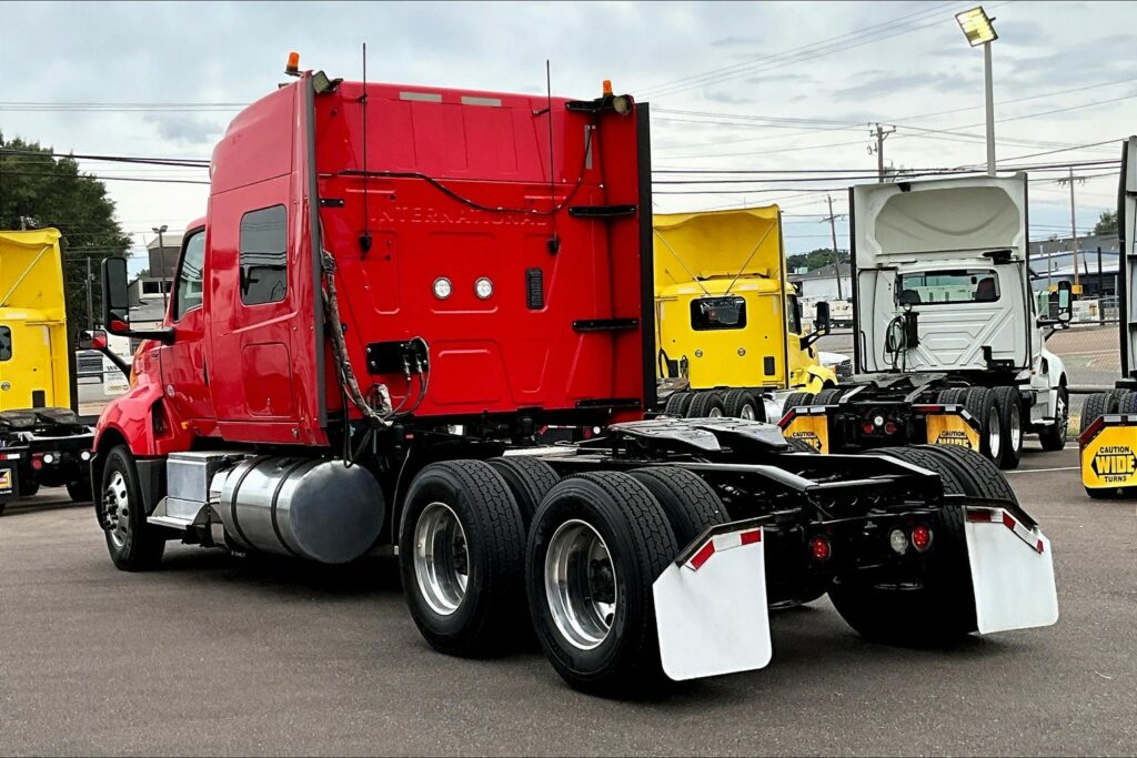 2021 CUM LT625 6×4 Sleeper