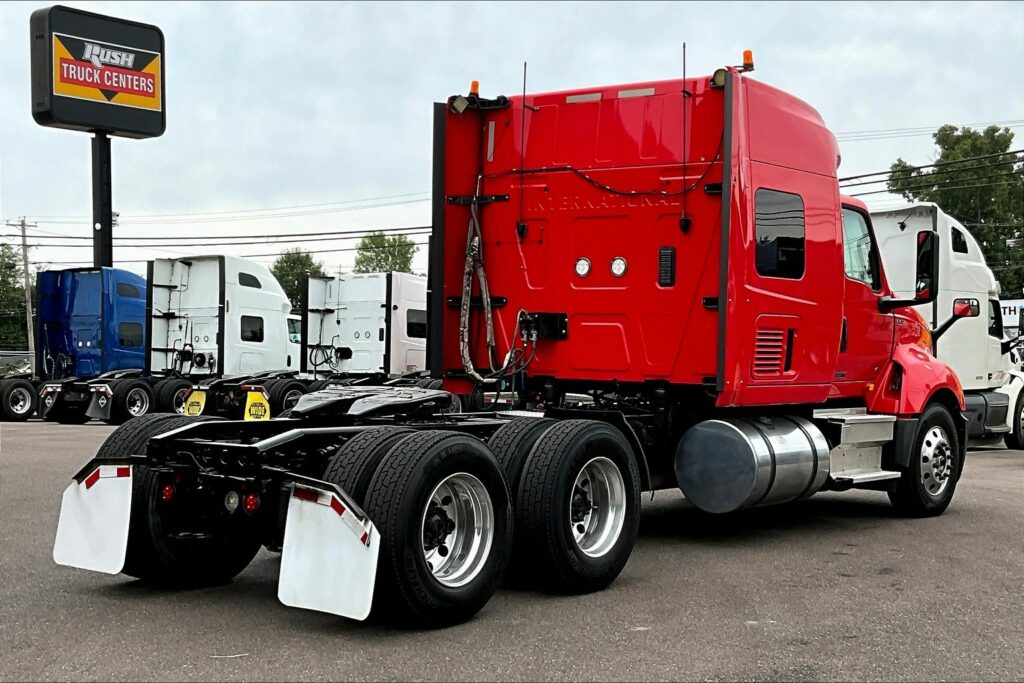 2021 CUM LT625 6×4 Sleeper