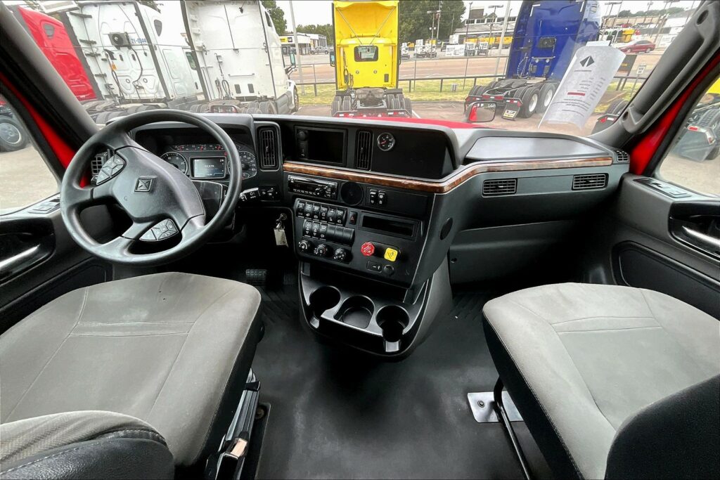 2021 CUM LT625 6×4 Sleeper