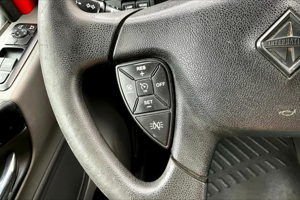 2021 CUM LT625 6×4 Sleeper