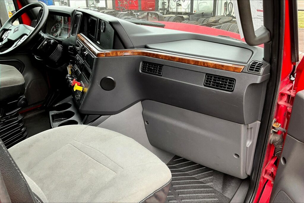 2021 CUM LT625 6×4 Sleeper