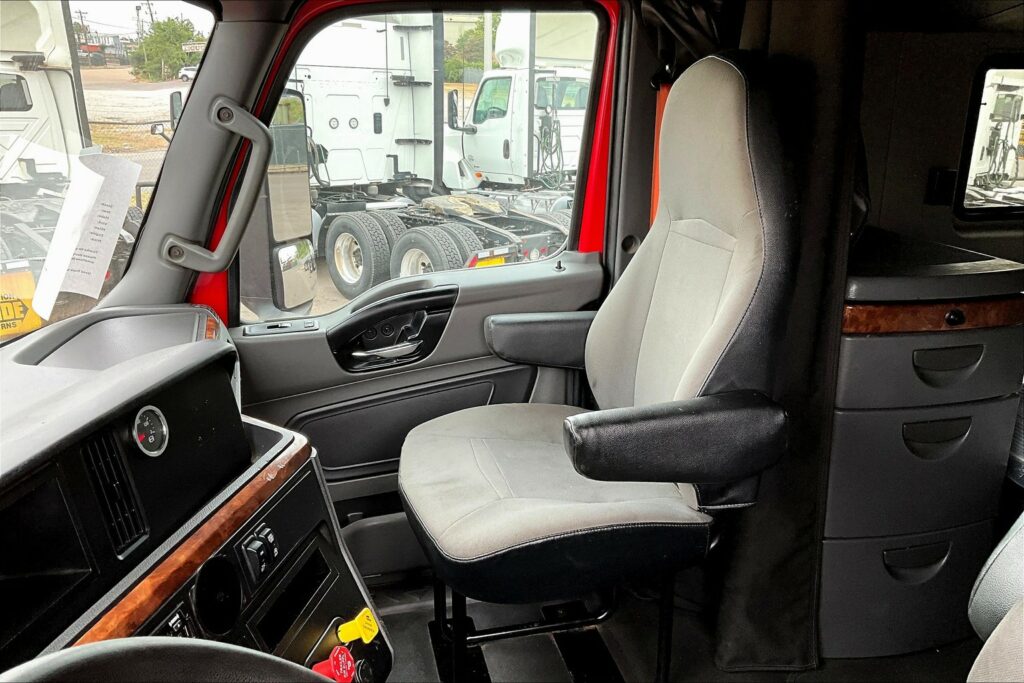 2021 CUM LT625 6×4 Sleeper