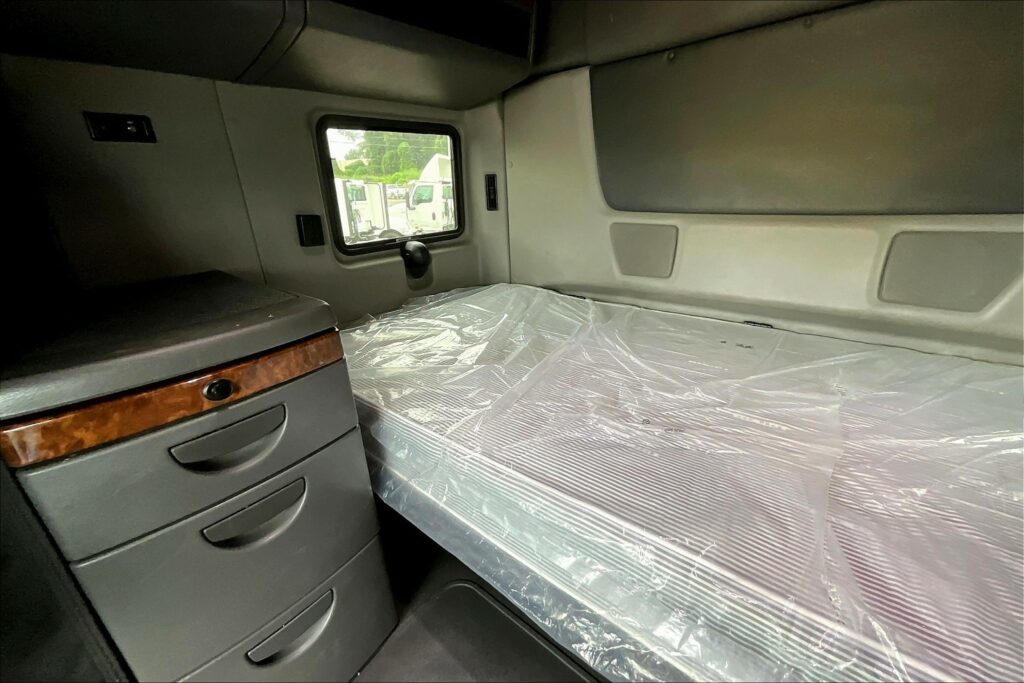 2021 CUM LT625 6×4 Sleeper