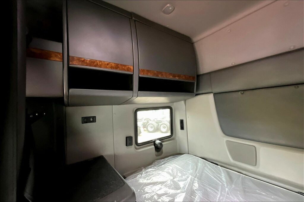 2021 CUM LT625 6×4 Sleeper