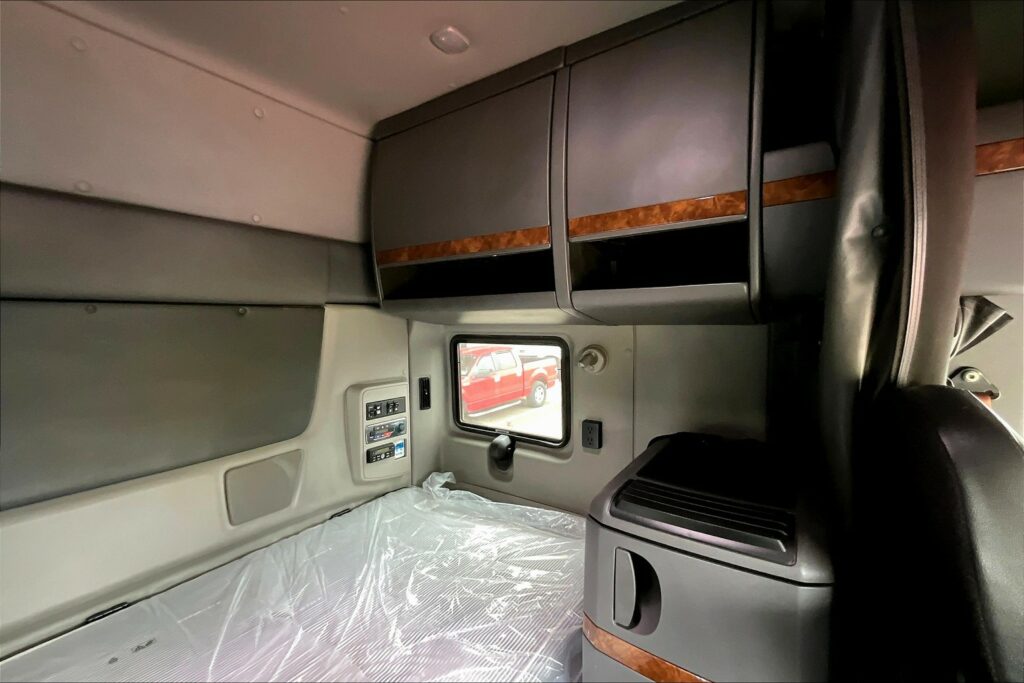 2021 CUM LT625 6×4 Sleeper