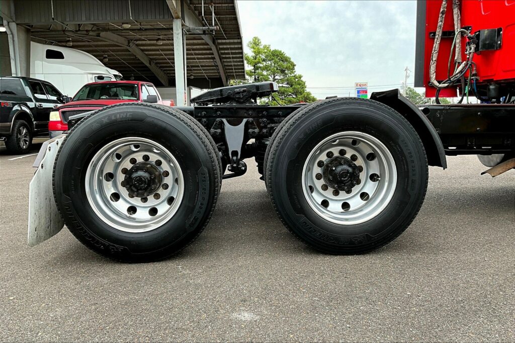 2021 CUM LT625 6×4 Sleeper