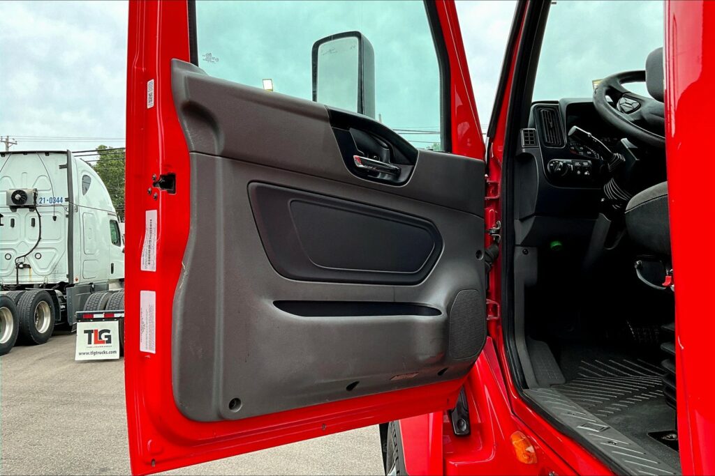 2021 CUM LT625 6×4 Sleeper