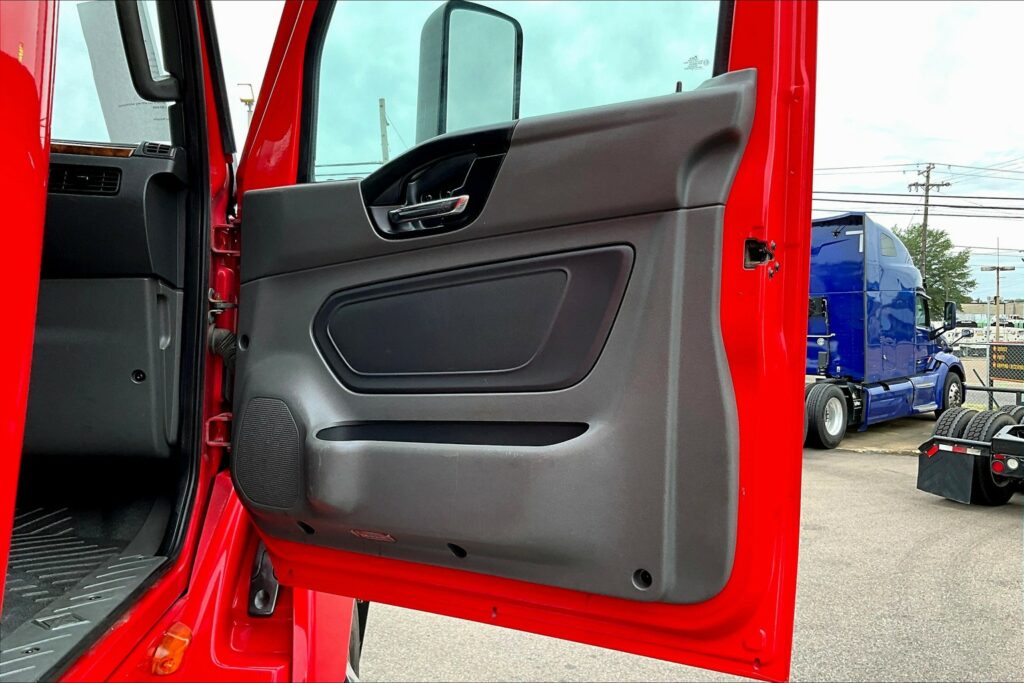 2021 CUM LT625 6×4 Sleeper