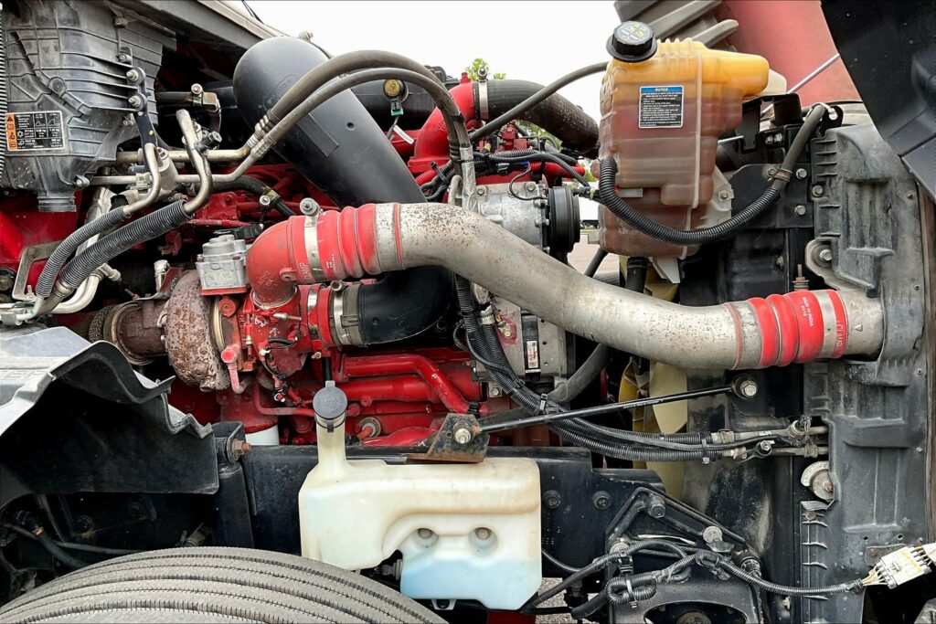 2021 CUM LT625 6×4 Sleeper