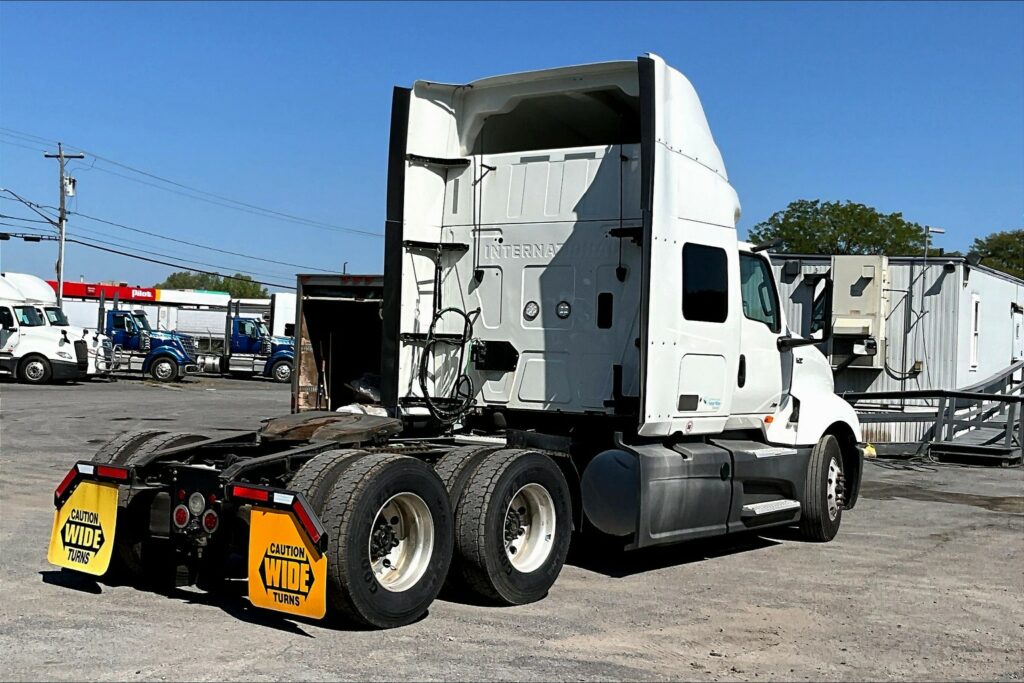 2022 INT LT625 6×4 Sleeper