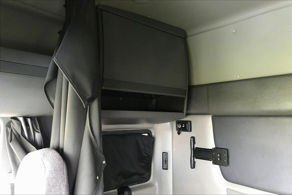 2023 INT LT625 6×4 Sleeper