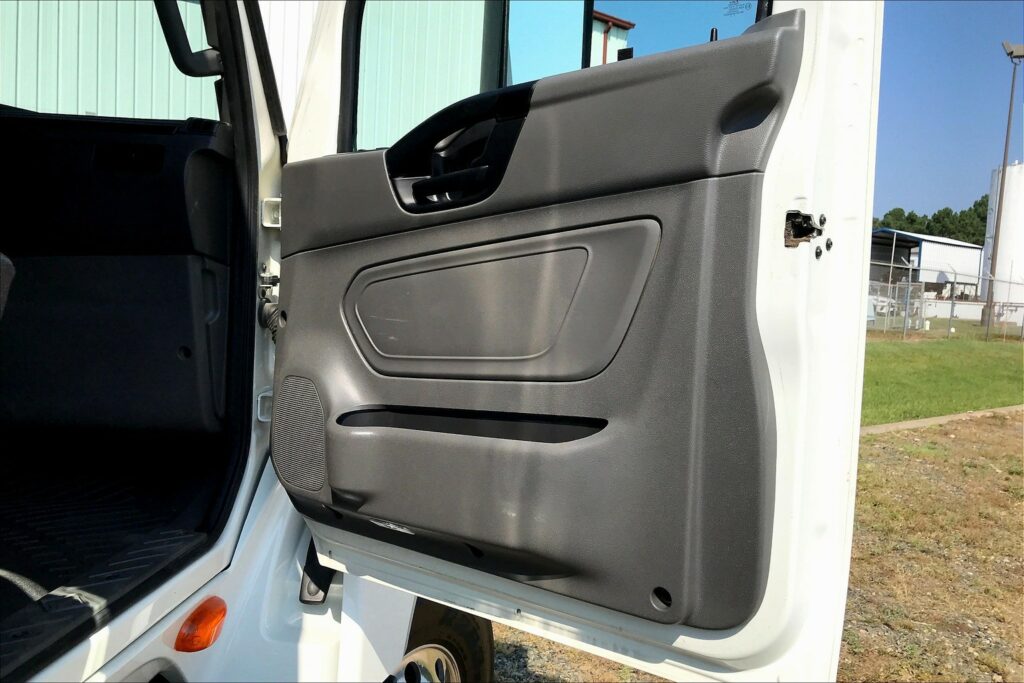 2023 INT LT625 6×4 Sleeper