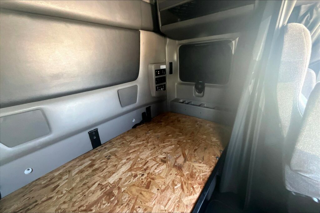 2022 INT LT625 6×4 Sleeper