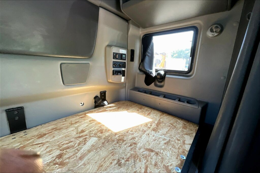 2022 INT LT625 6×4 Sleeper