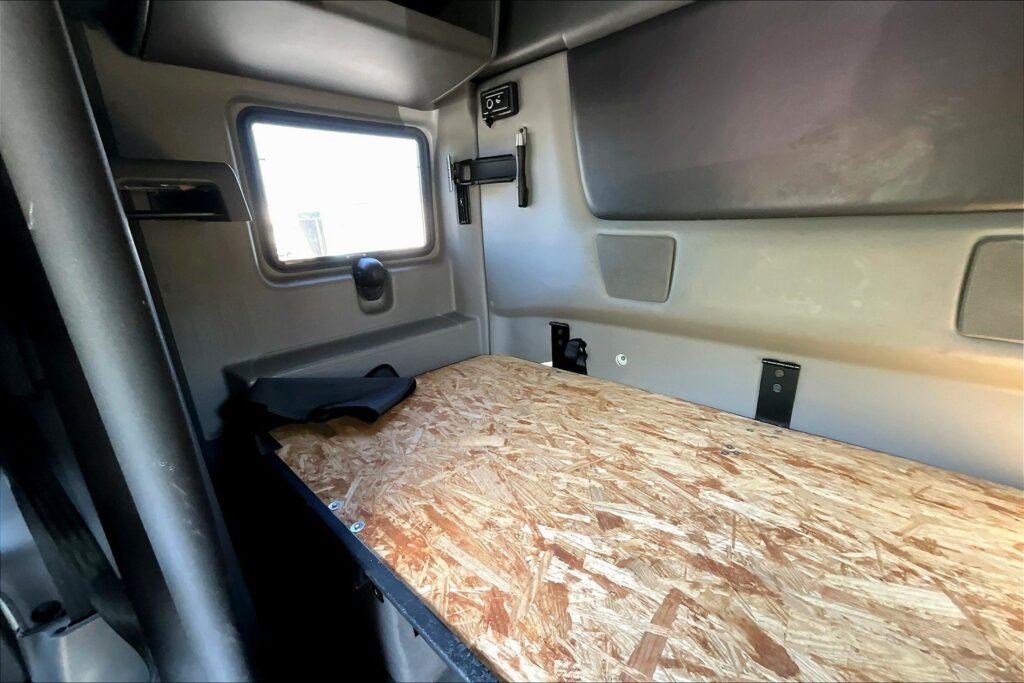 2022 INT LT625 6×4 Sleeper