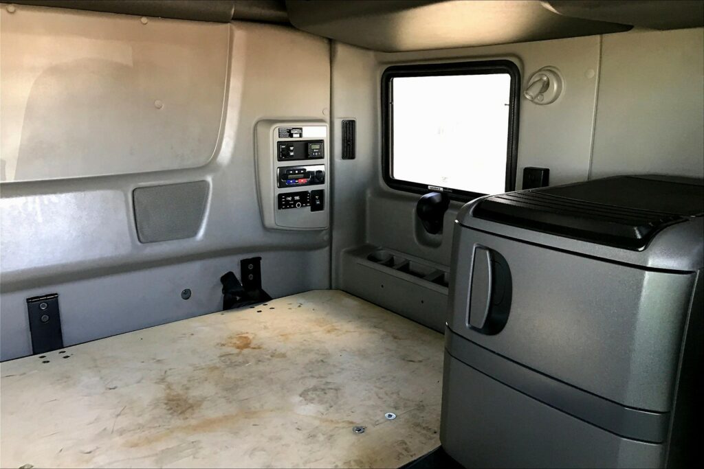 2022 INT LT625 6×4 Sleeper